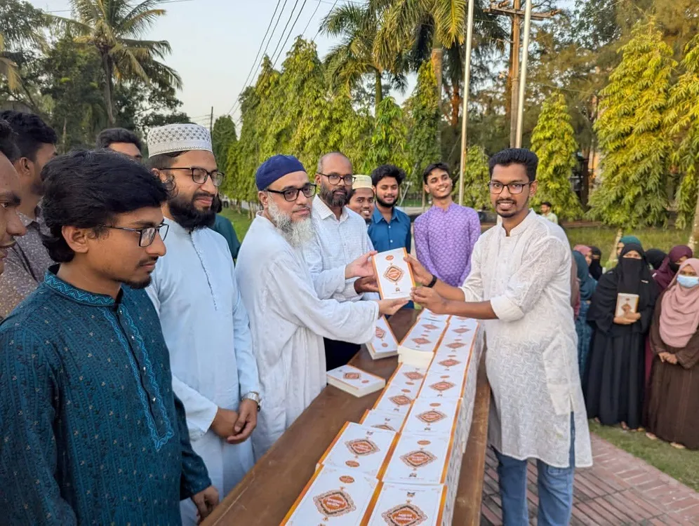 “Free Qur’an Distribution” program by Bangladesh Islami Chhatra Shibir at PSTU