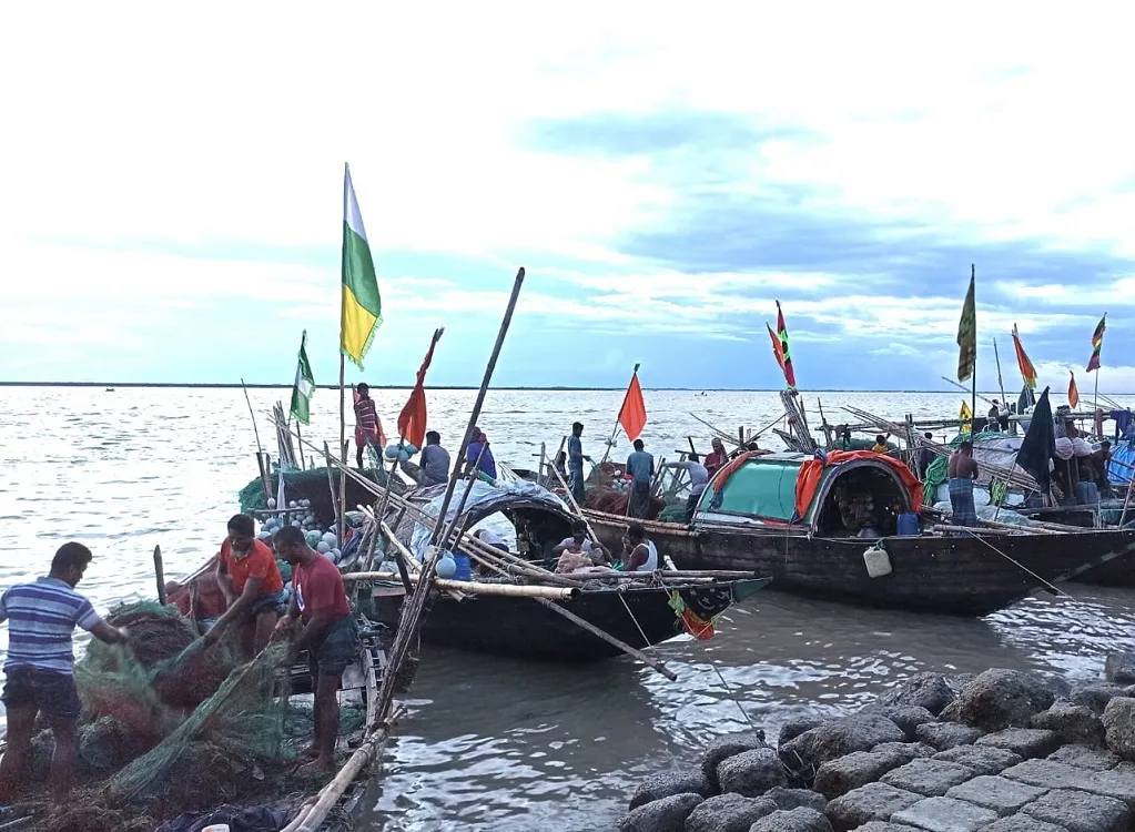 After the ban period Hundred Thousand of fishermen from Lakshmipur will go to harvest Hilsa on Meghna