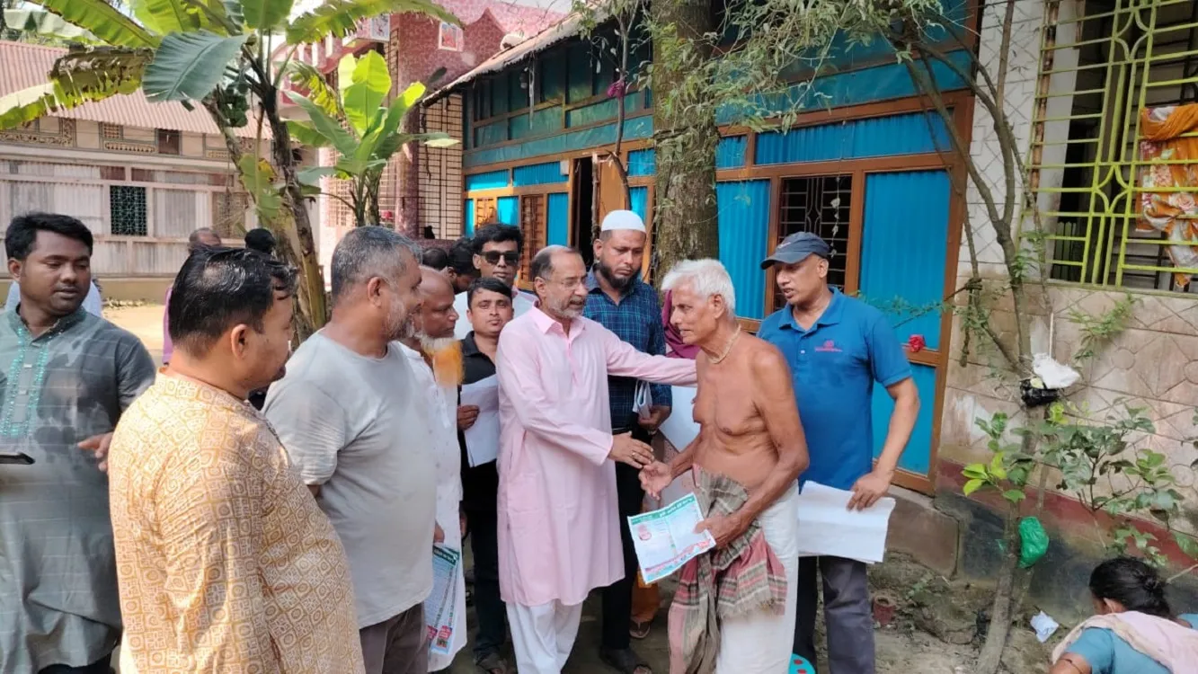 Tarek Munshi distributes leaflets demanding implementation of BNP's 31-point agenda in Debidwar