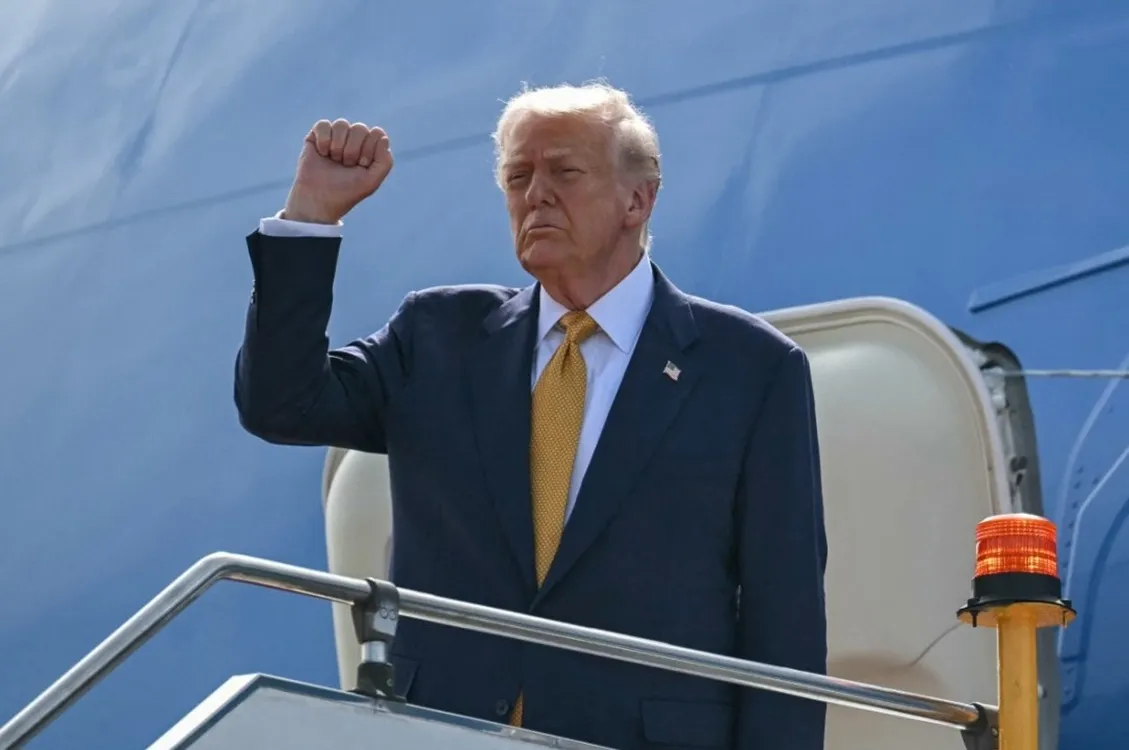Trump Departs Malaysia for Japan on Asia Tour; High-Stakes Talks Ahead