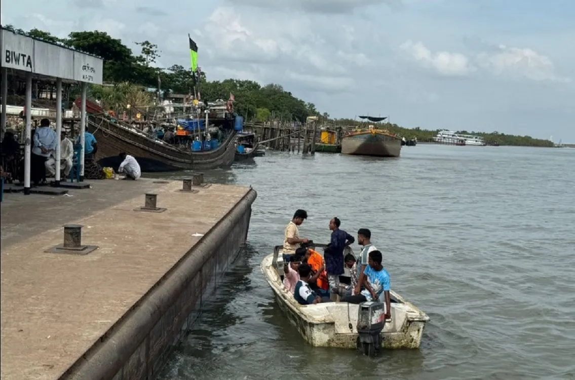 Ships Halt Service Over Stay Ban