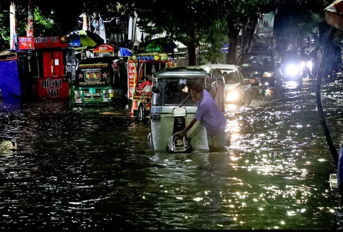 November Rain Drenches Dhaka and Bangladesh: Depression Triggers Heavy Downpour: Photo / Business Times