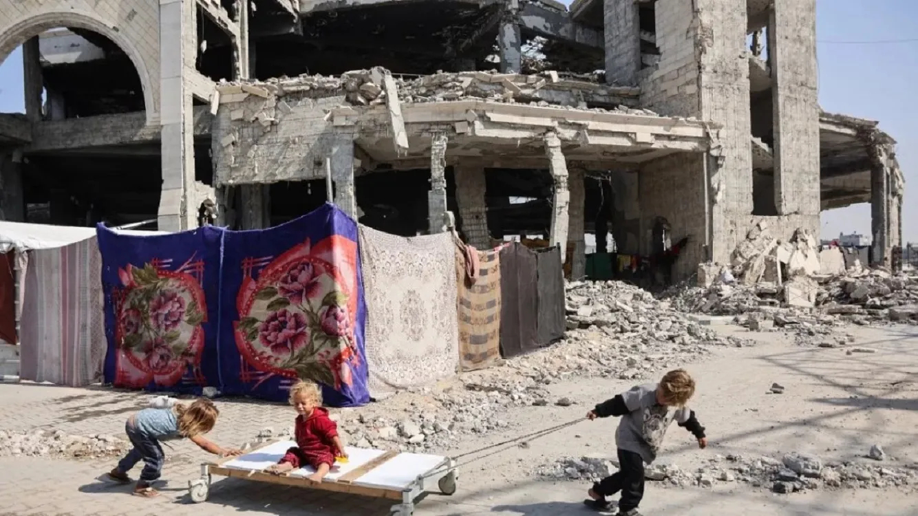 Displaced Palestinian children play outside the damaged Imam al Shafi’i Mosque, where their families have taken shelter, in the Zeitoun neighbourhood of Gaza City on October 23, 2025. Photo: AFP