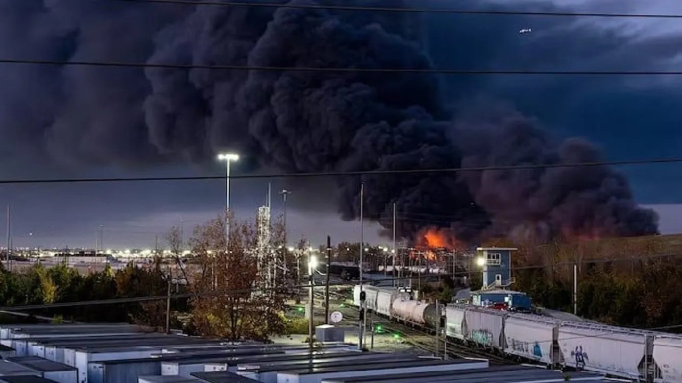 Smoke rises from the wreackage of a UPS MD-11 cargo jet after it crashed on departure from Louisville Muhammad Ali International Airport in Louisville, Kentucky, US November 4, 2025. Photo: Jeff Faughender/USA Today Network via REUTERS