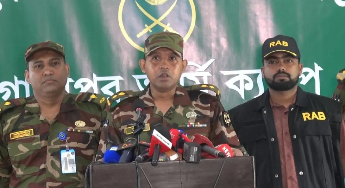 Military briefing regarding the apprehension of an independent candidate and six associates during a joint operation in Gazipur: Photo Md. Bayazid Hossin , Gazipur Metropolitan Correspondent