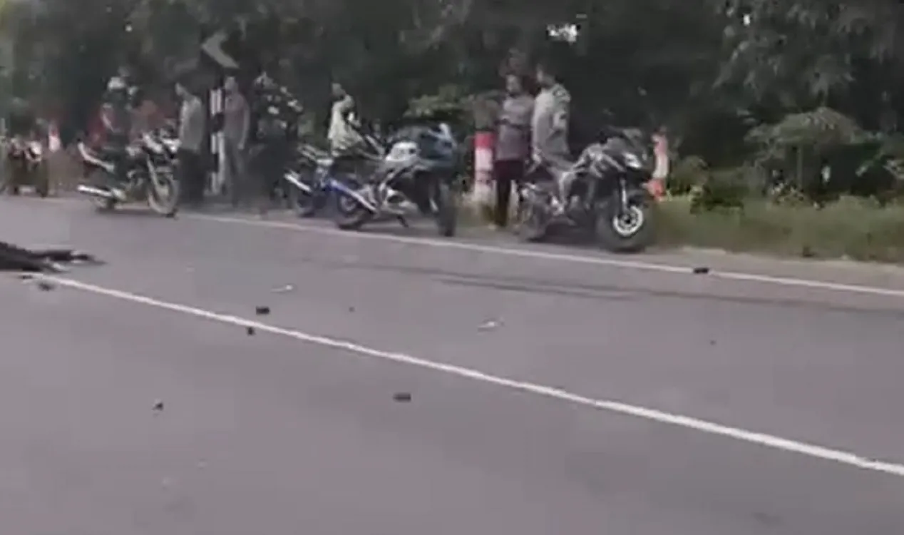 The victims were identified as Shimul (33), son of Matin, from the 14 Matha area of Sholua union in Charghat; Shimul Akter Tuhin (34), son of Habibur Rahman, also from the same locality; and Maruf (18), son of Milon, from the same area. : Photo Badrul Hasan Liton, Rajshahi Office