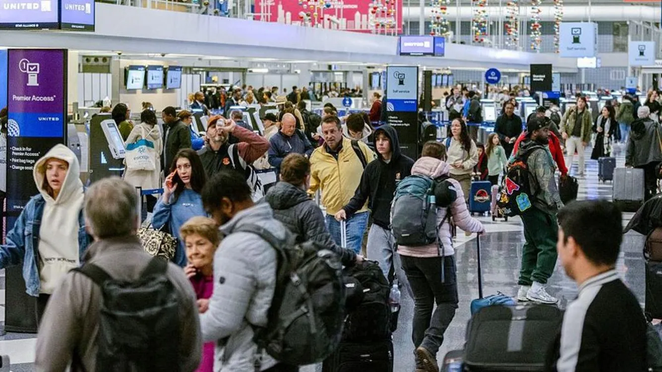 Federal Aviation Administration (FAA) to mandate a reduction in air traffic at 40 of the nation's busiest airports: Photo BBC