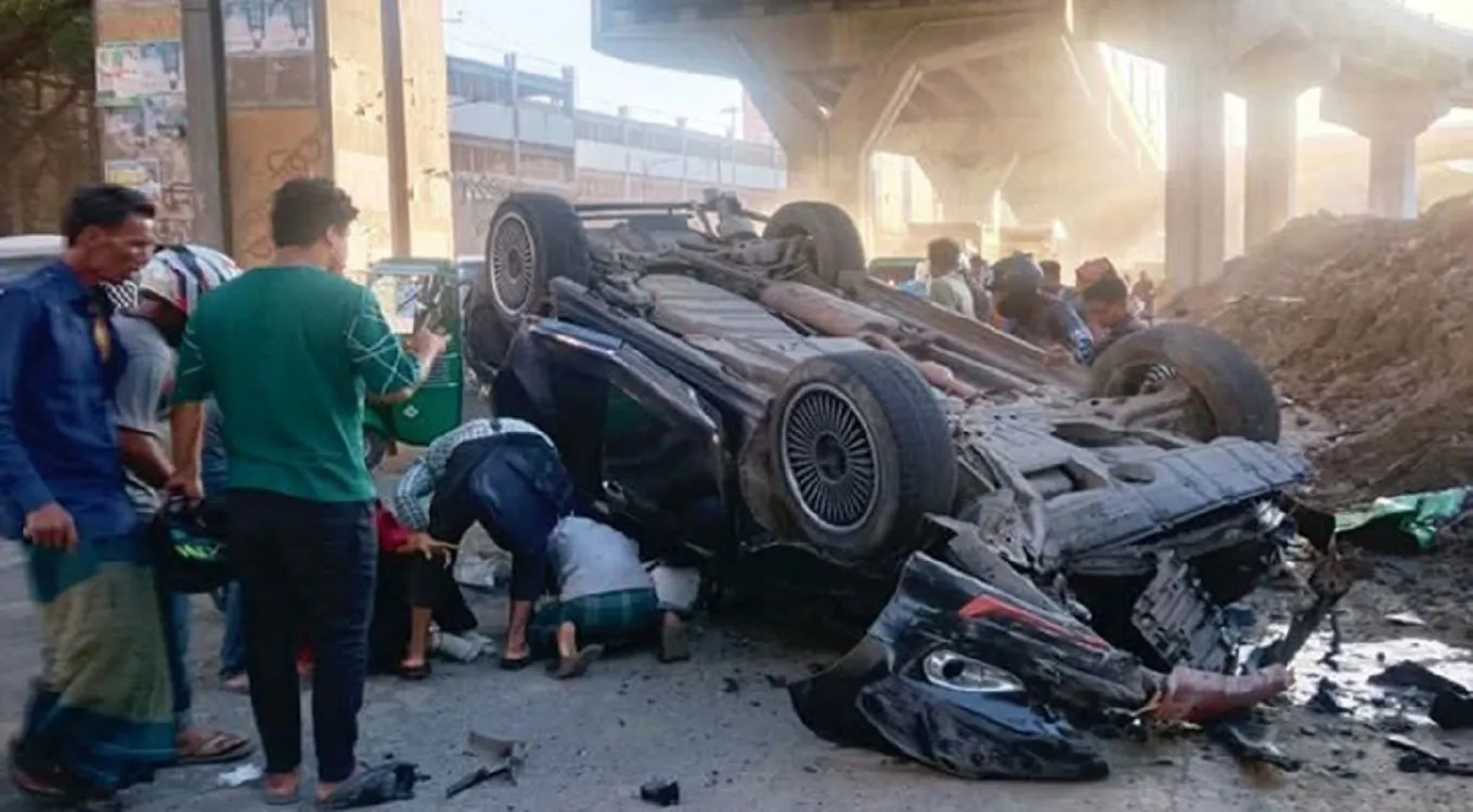 Car veers off the expressway in Chattogram, resulting in 1 death.