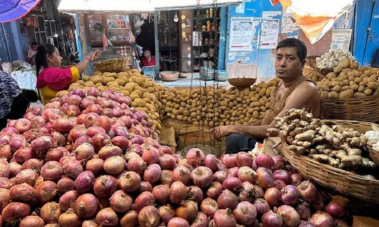 30,000 Tonnes of Indian Onions Rotting at Bangladesh Border Due to Import Ban