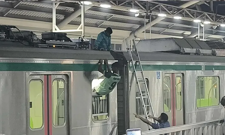 Rooftop Stunt Halts Dhaka Metro: Two Climbers Force Full Service Suspension
