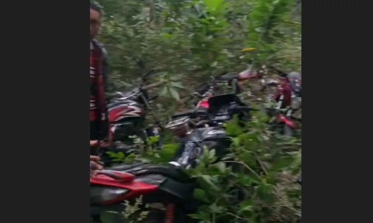 Motorcycle seized from inside the bamboo thicket during a police operation. Photo: Collected.