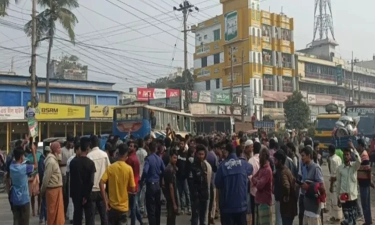 Three-hour road blockade in Sirajganj to protest attack on truck workers' union office