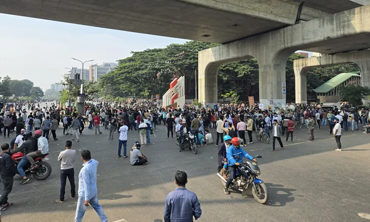 Mobile Phone Traders Block Agargaon Intersection, Protest BTRC and NEIR System Demanding Tax Cuts