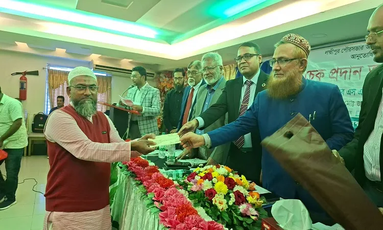 Retired officers and employees of Lakshmipur Municipality receive arrears of 5 crore taka.