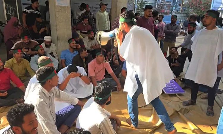 They took up position in front of the main gate of Chattogram WASA: Photo Chattogram Bureau