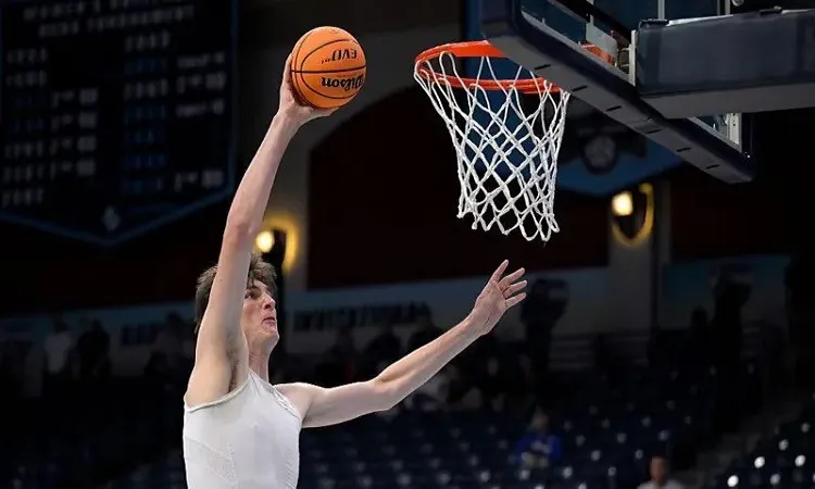 Florida’s 7ft 9in Olivier Rioux Sets Record as Tallest Player to Score in College History
