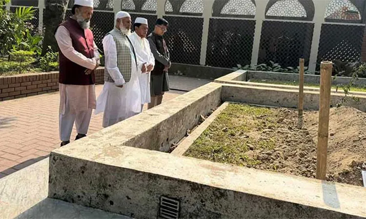 Jamaat Ameer Muhammad Nazrul Islam visited the grave of Sharif Usman Hadi.