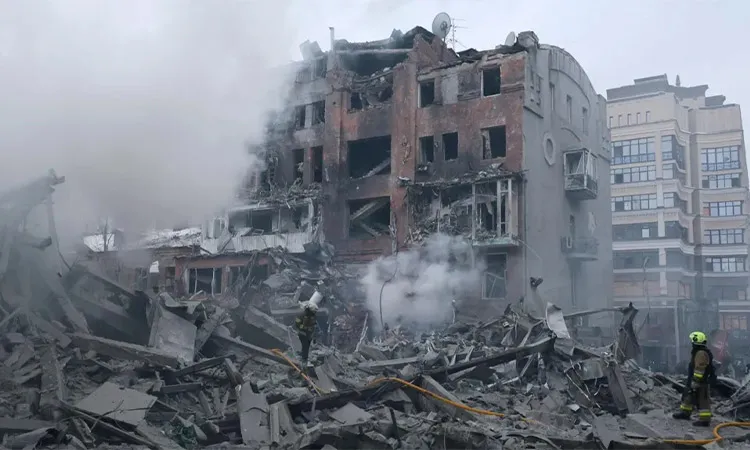 A Russian missile strike on a Kharkiv apartment block killed a child and a woman on Friday: Photo collected