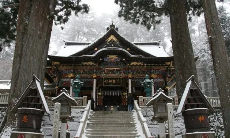 Heavy Snow Strands 130 People Overnight at Historic Japanese Shrine