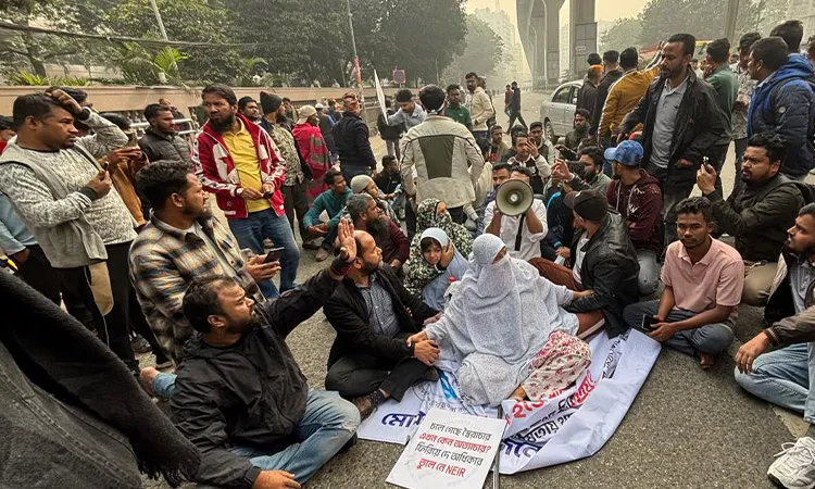 Mobile Phone Traders Block Karwan Bazar and Farmgate Roads Over NEIR Launch