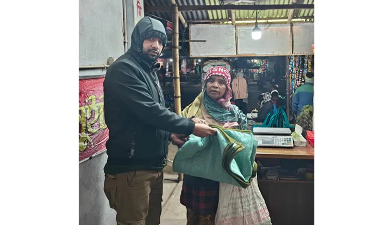 Anisul Islam Soni distributes blankets to helpless and distressed people in Lohagara