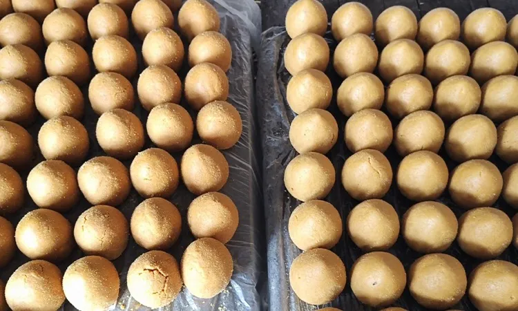 Delicious sugarcane molasses is being made with sugarcane juice in the Jamuna Char area of ​​Sirajganj