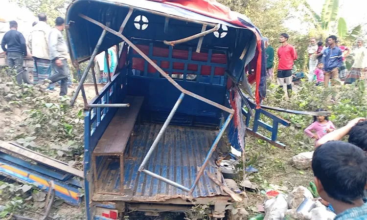 Train collides with pick-up carrying workers in Boalmari 3 dead, 10 injured