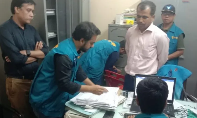 Office assistant Shah Alam arrested along with cash in an ACC raid in Bashkhali: Photo Riyadul Islam