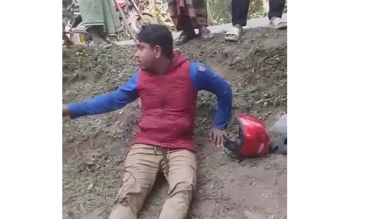 Cigarette dealer robbed of 1.5 lakh taka in a moving car in Rajapur