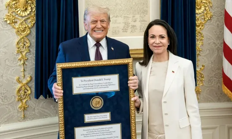 María Corina Machado presented her Nobel Peace Prize medal to President Trump during a White House visit: Photo AP