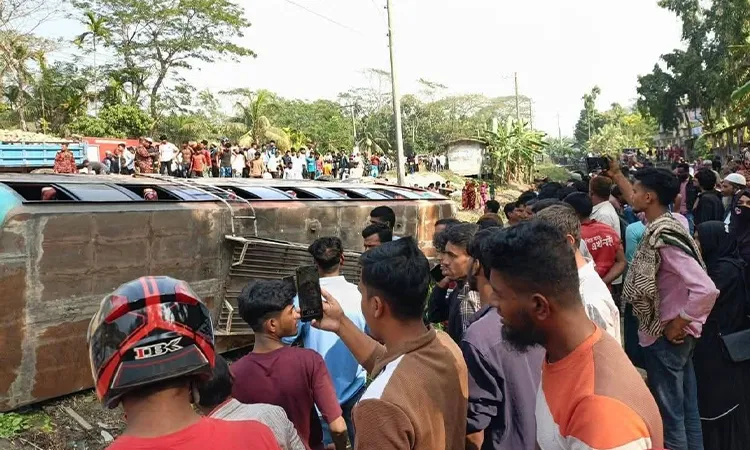 Three killed, 10 Injured in Bus-Autorickshaw collision in Bhola