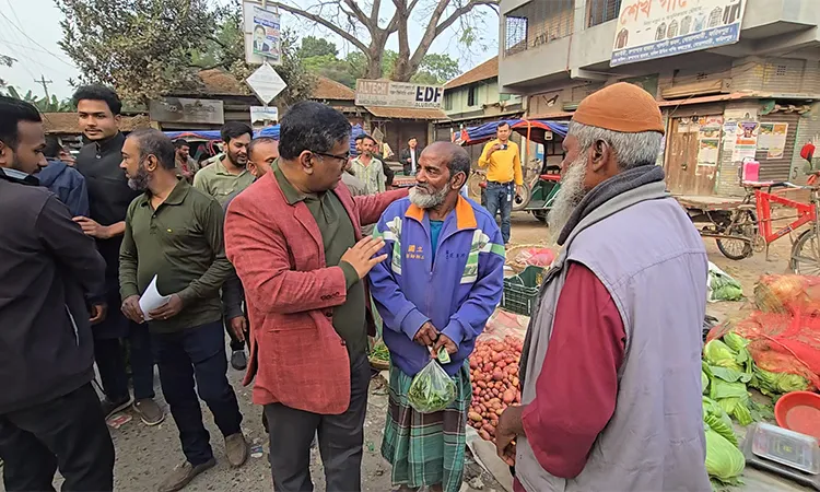 Independent Candidate Dolan Campaigns door to door in Faridpur-1