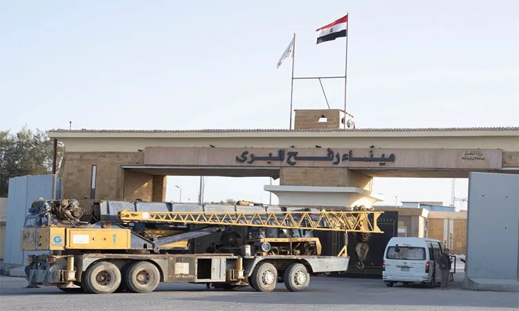 A crane enters the Egyptian gate of the Rafah crossing to the Gaza Strip, in Rafah, Egypt: Photo collected