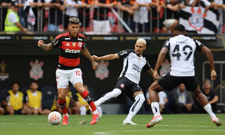 A technical failure caused a historic VAR delay in the Brazilian Super Cup, leading to a red card after halftime: Photo collected