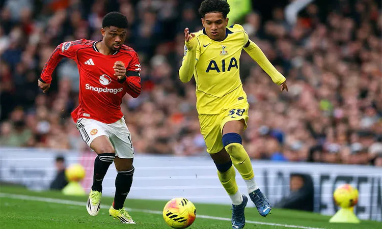 Tottenham Hotspur's Souza in action with Manchester United's Amad Diallo: Photo collected