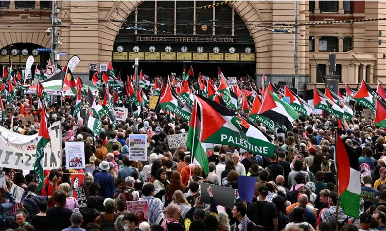 Australian police clashed with pro-Palestine protesters in Sydney during Israeli President Isaac Herzog's visit.