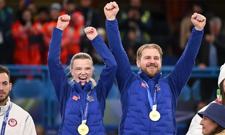 Swedish siblings Isabella and Rasmus Wranå win gold in Mixed Doubles Curling Winter Olympics.