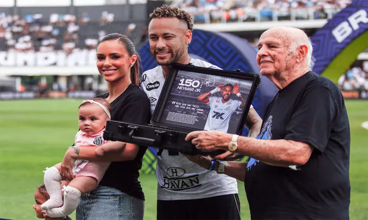 Neymar with his wife Bruna Biancardi and their daughters after receiving an award from former Santos player Pepe: Photo collected
