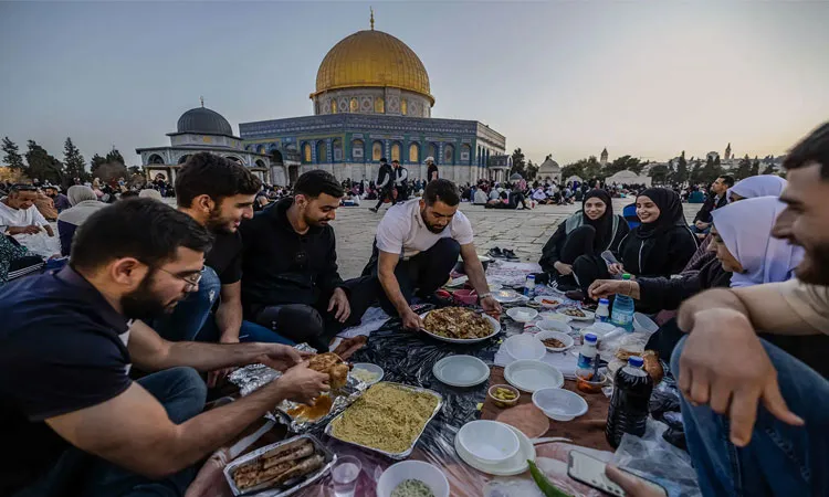 Palestinians gather to break their Ramadan fast together in a mass fast-breaking ifṭār meal at the Al-Aqsa Mosque in the Old City of Jerusalem: Photo collected