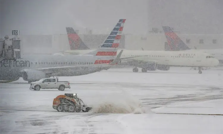 A massive blizzard has crippled the US Northeast and cancelling over 7,400 flights: Photo collected