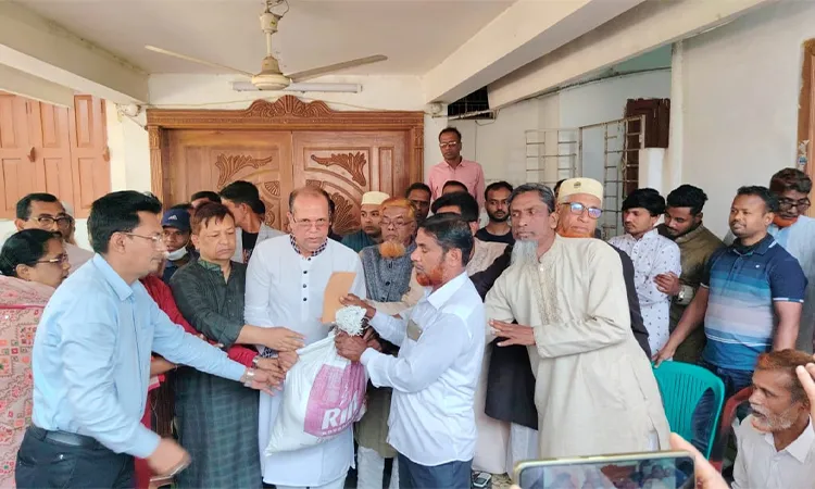 Families of those killed and disabled in a 2010 Lohagara road accident received iftar items, Eid gifts and cash during a BNP-organised programme on Friday.