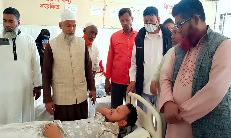 The injured have been admitted to Bhangura Upazila Health Complex.