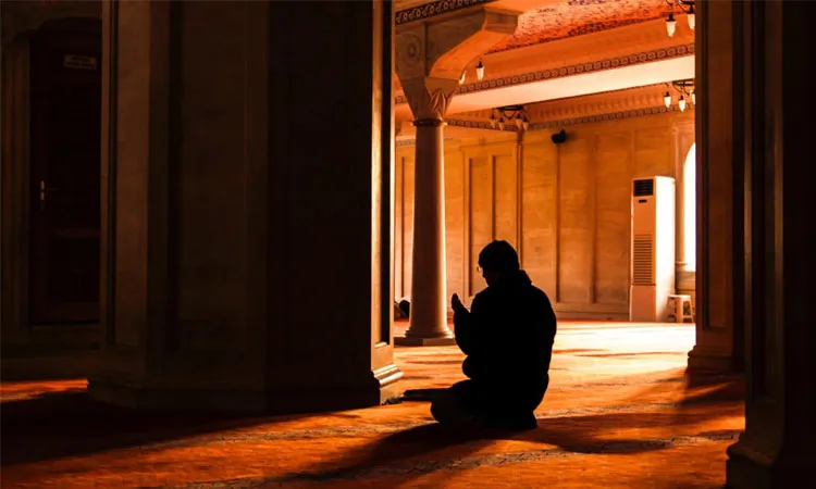 Worshippers are encouraged to devote as much time as possible to worship.