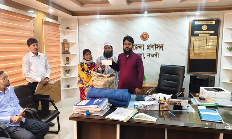 Two indigenous families in Porsha, Naogaon, received government assistance.