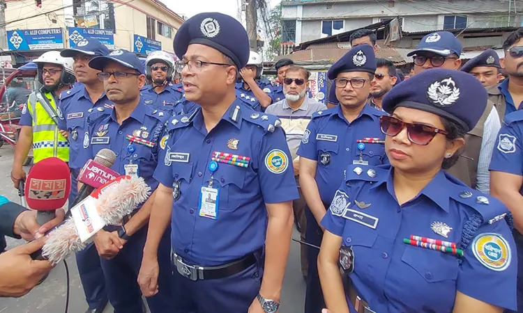 During the visit, he spoke with traders and Journalists and assessed the situation in the Market.