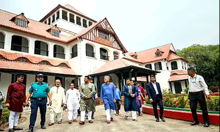 The minister visited the museum, located in Kazir Deuri.