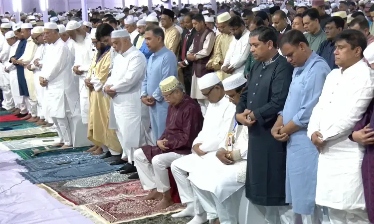 President and Prime Minister exchanged Eid greetings with dignitaries and members of the public.