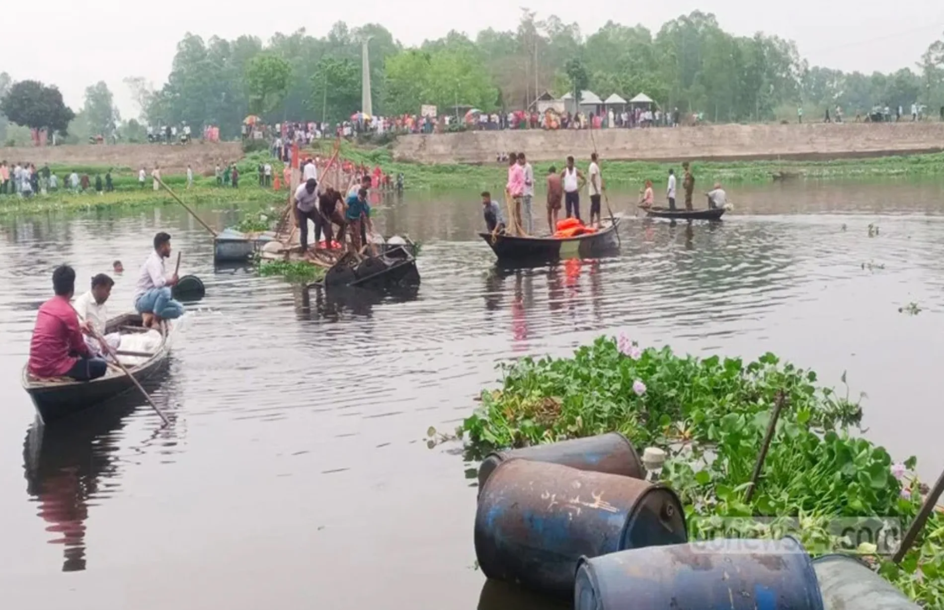 Fire Service personnel rushed to the scene and launched a rescue operation.