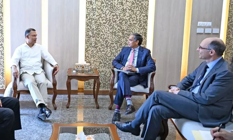 Director of the Asia and Pacific Department at the International Monetary Fund, at the Secretariat Meet with Prime Minister.