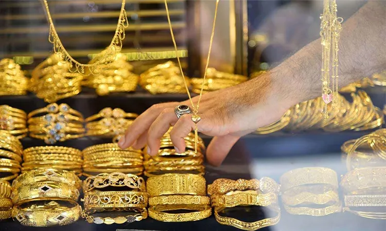 Gold Prices Rebound Amid Weakening Dollar and Global Tensions